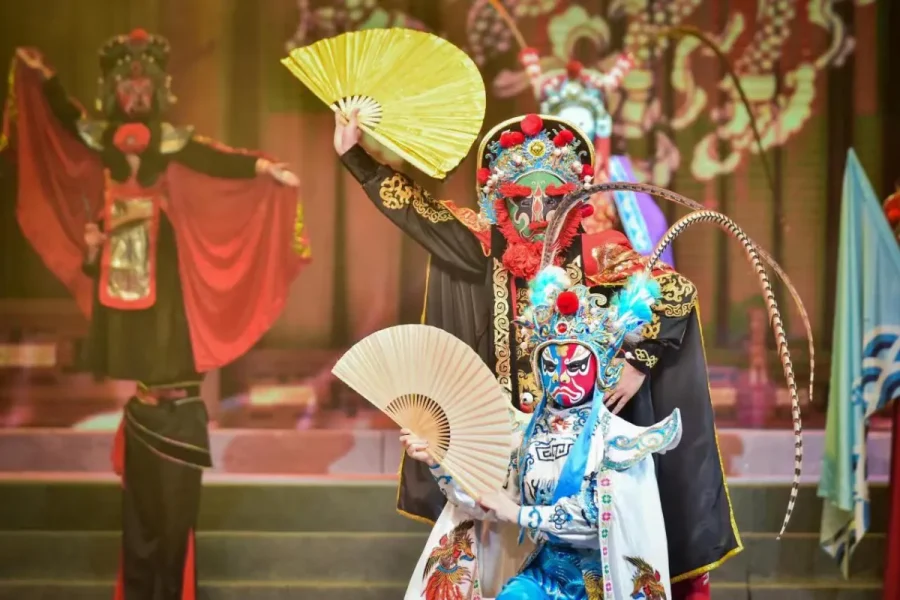 “Furong Guocui” Sichuan Opera Face-Changing Show